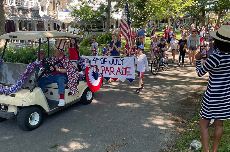 Rain doesn't dampen enthusiasm for festival parade