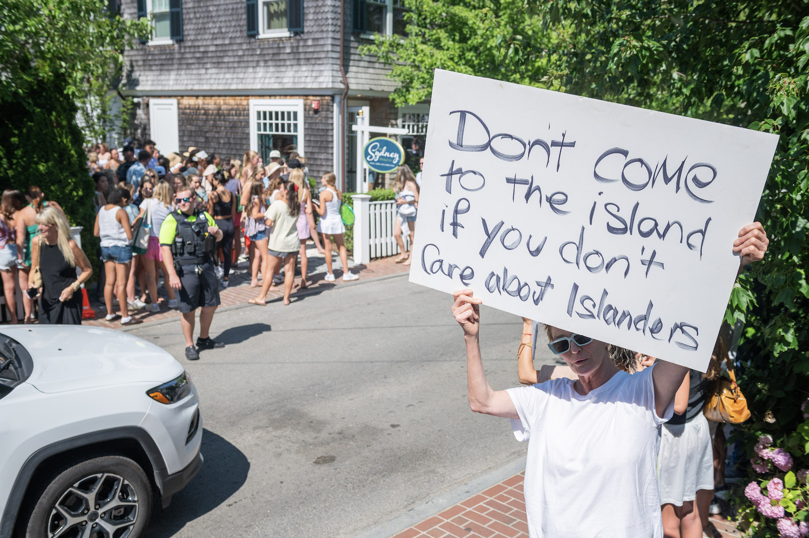 Amazon-Affiliated Pop-Up Draws Long Lines and Protestors