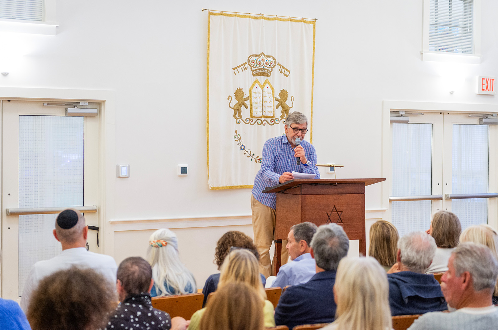 Marc Levine, co-chair, addressing the crowd at the Hebrew Center last summer.