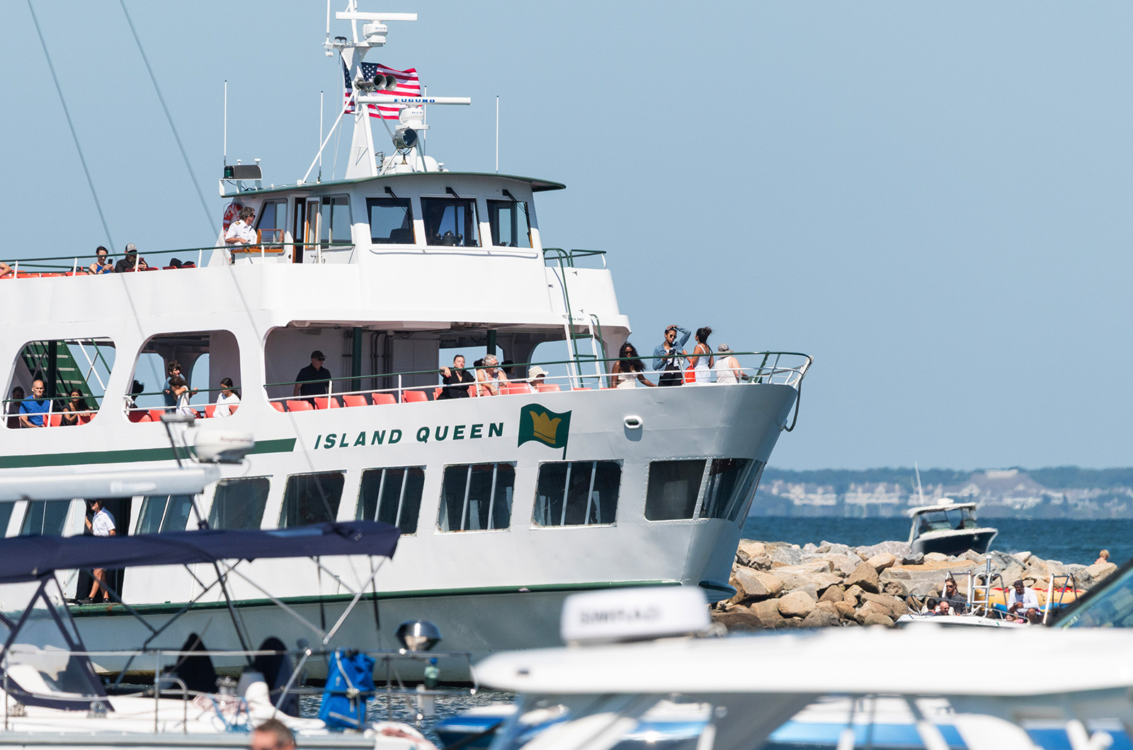 Island Queen comes into Oak Bluffs.