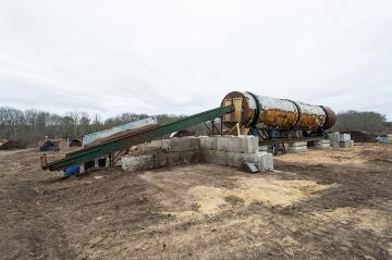 Giant contraption turns tons of food waste into compost.