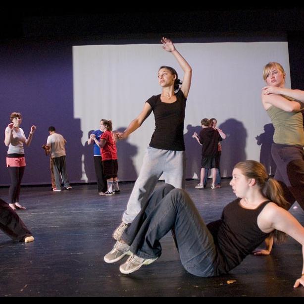 minnesingers dance on stage