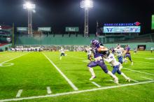 Guilherme Oliveira goes down the sideline.