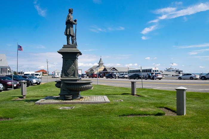 Plaques commemoration confederate soldiers were removed from Oak Bluffs statue.