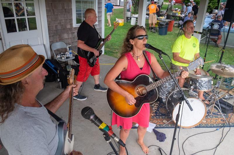 Great country folk music from local musicians.