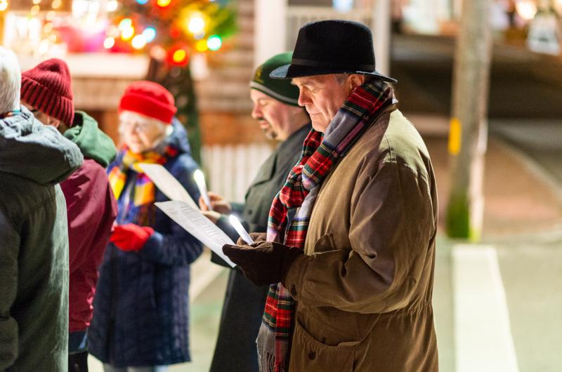 A cold island night was not enough to keep these carolers indoors.