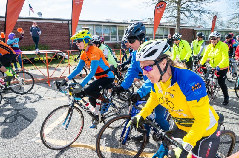 Fundraising teams  started the race grouped together.