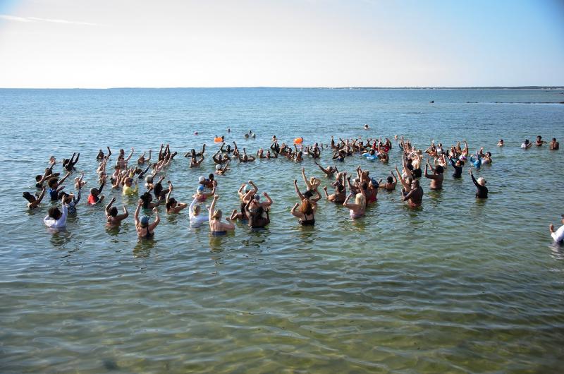 The iconic circle begins to form in the water.