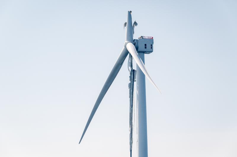 Broken blade on Vineyard Wind Turbine AW 38.