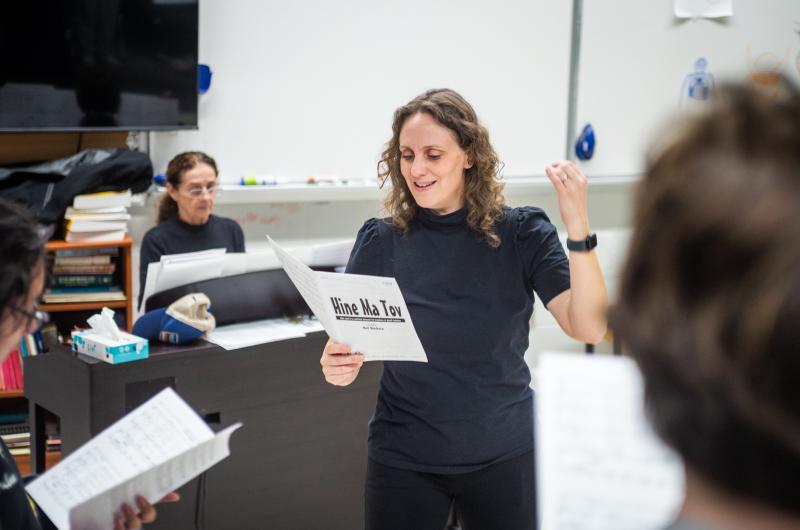 Minnesingers director Abigail Chandler conducting.