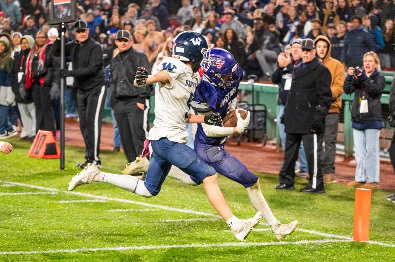 Guilherme Oliveira stretches for the touchdown.