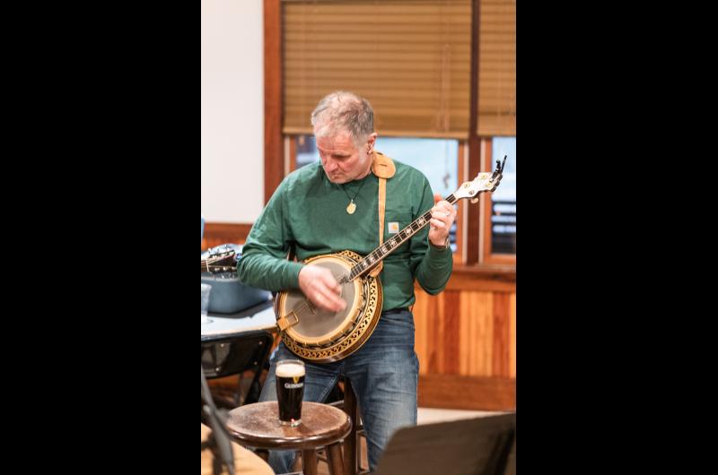 A banjo and a pint of Guinness make for a grand time.