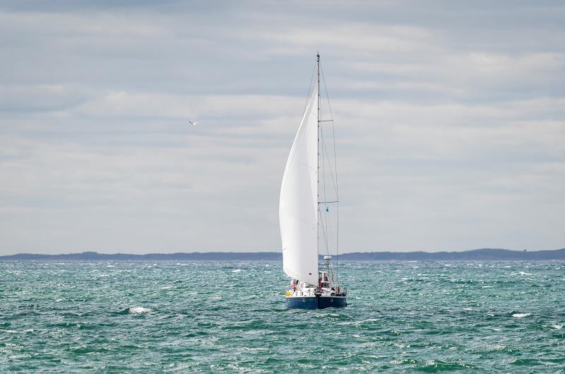 Lúthien sailing toward Menemsha harbor.