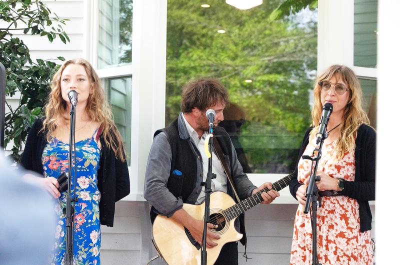 Willy Mason & The Alpha Gals at Rosewater market.