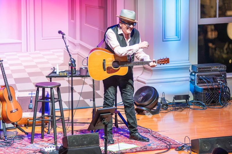 It was a solo performance featuring numbers on guitar and piano. It was a solo performance featuring numbers on guitar and piano.