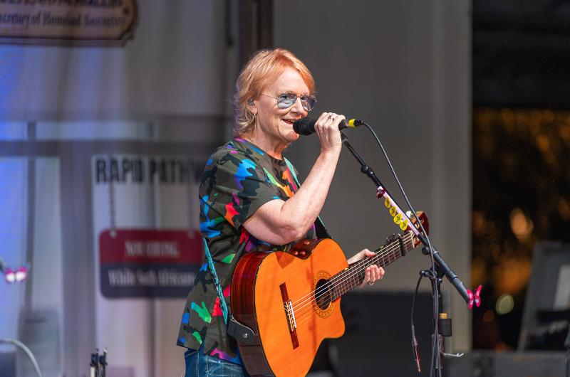 Emily Saliers warms up the crowd.